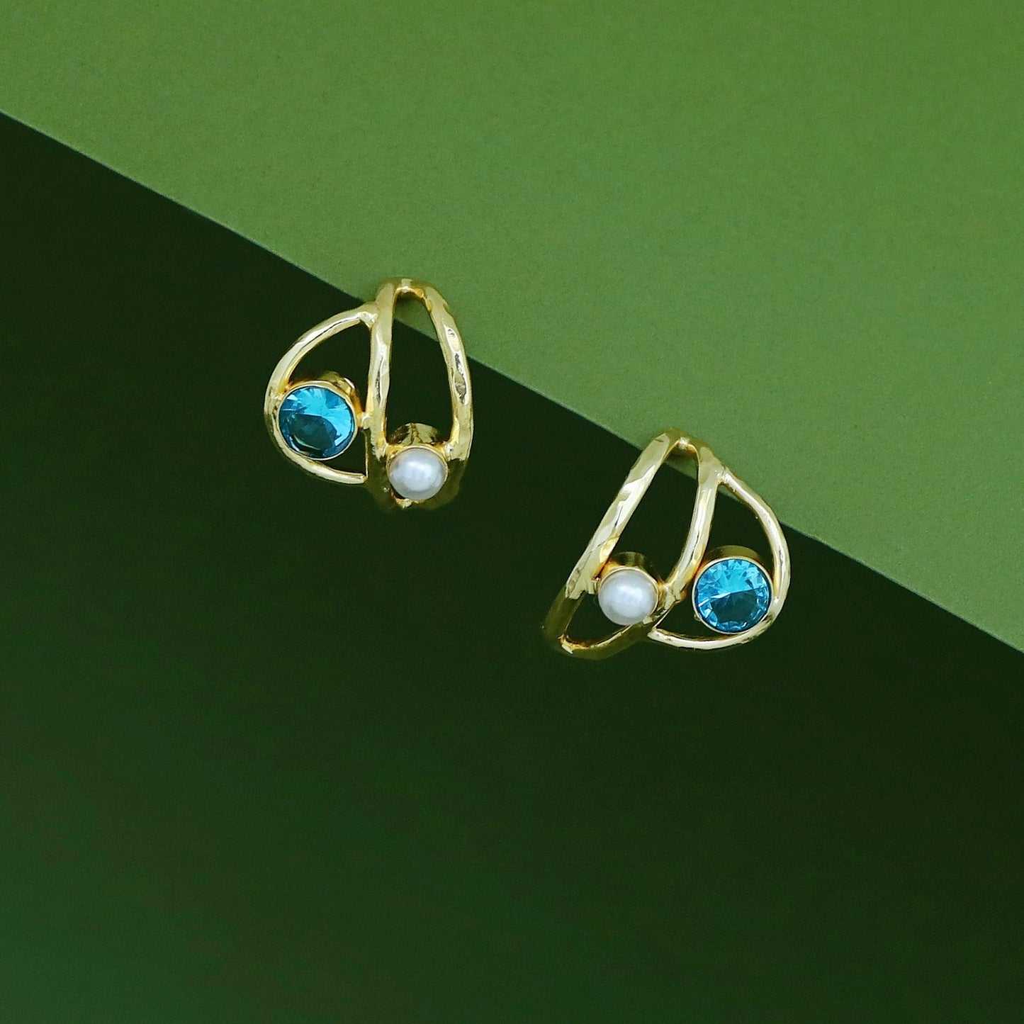 Curvy Hammered Pearl Glossy Earring