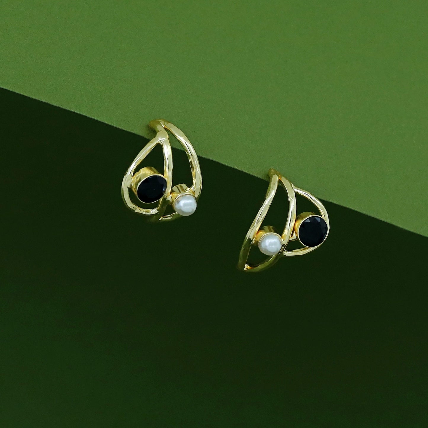 Curvy Hammered Pearl Glossy Earring