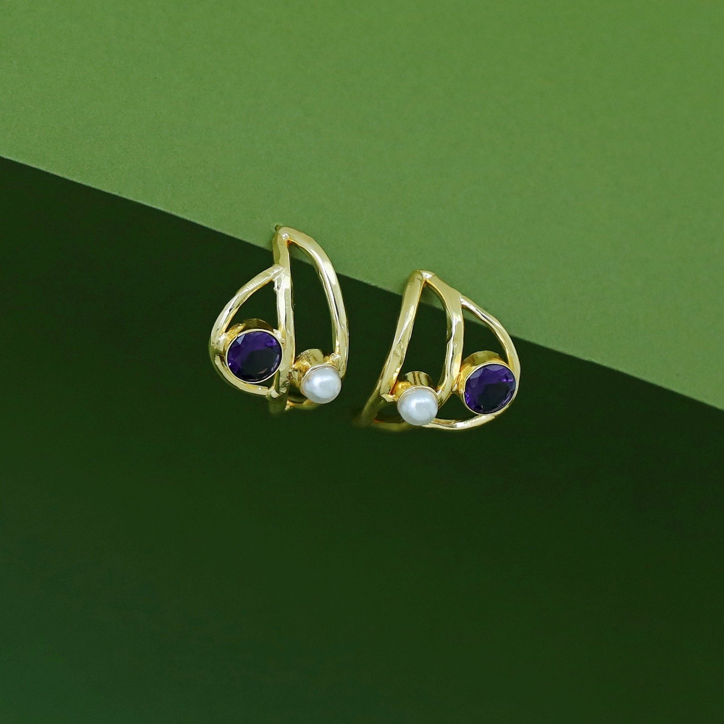 Curvy Hammered Pearl Glossy Earring